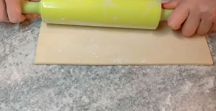 Túrós sajttorta készítéséhez gördítsük ki a tésztát