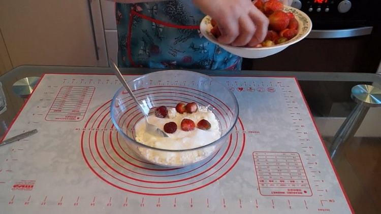 Chcete-li vařit tvarohové koláče, nakrájejte jahody