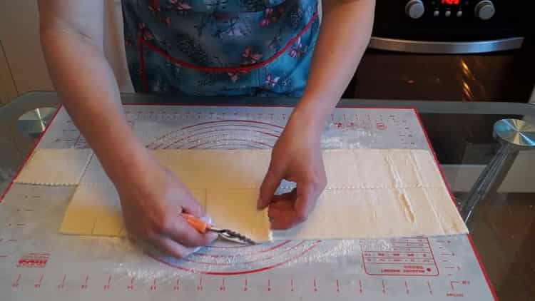 Schneiden Sie den Teig, um Käsekuchen zu machen