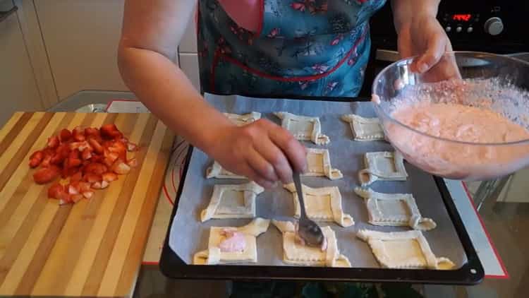 Per preparare le torte di formaggio, mettere il ripieno sull'impasto
