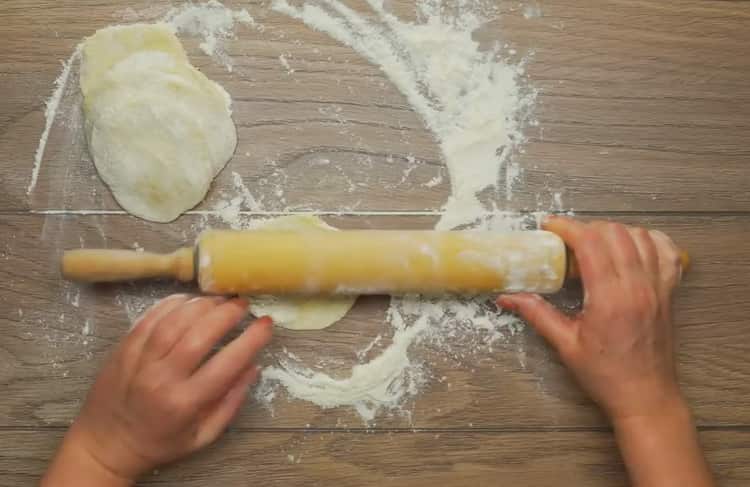 Разточете тестото, за да направите чийзкейк с картофи