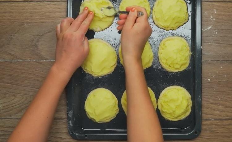 Tvarohové koláče s bramborami podle postupného receptu s fotografií