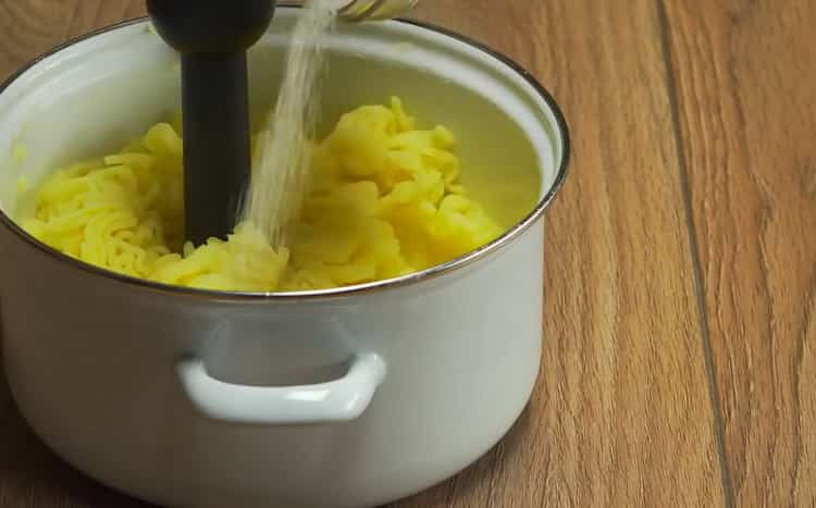 Burgonyapürével sajttorta esetén főzzük burgonyapürét
