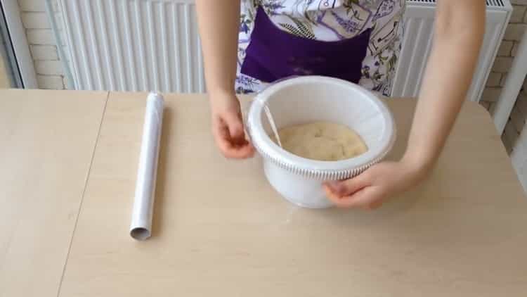 Chcete-li připravit tvarohový koláč s tvarohem, zakryjte těsto filmem