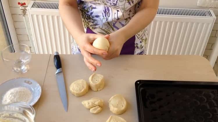 Um Käsekuchen mit Hüttenkäse zuzubereiten, teilen Sie den Teig