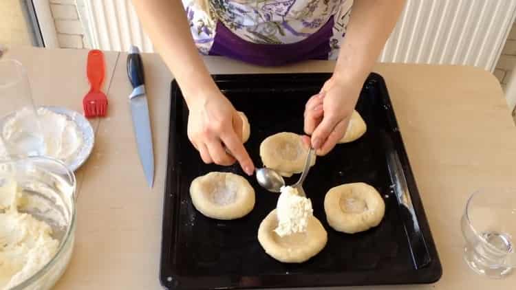 Per preparare le cheesecake con la ricotta, mettere il ripieno sull'impasto