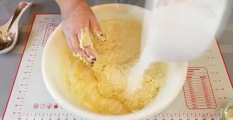 Norėdami gaminti varškės sūrio pyragus, paruoškite ingredientus