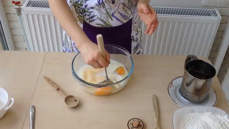 Um Käsekuchen mit Hüttenkäse zuzubereiten, mischen Sie die Zutaten
