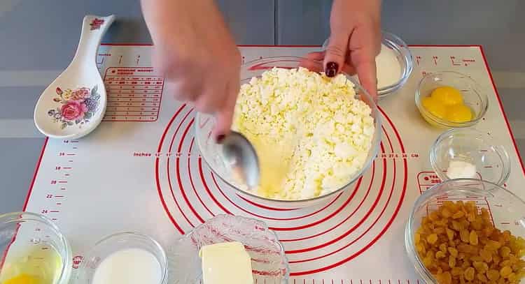 Valmista täyte valmistaaksesi juustokakut raejuustolla