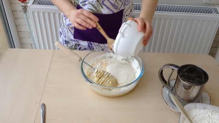 Fügen Sie Teig hinzu, um Hüttenkäse-Käsekuchen zu machen