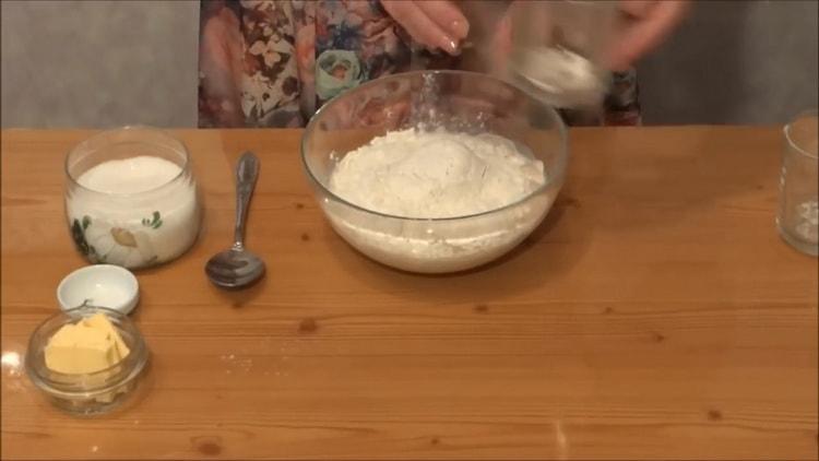 Zum Backen von Käsekuchen im Ofen Mehl sieben