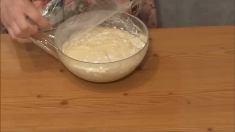 Bereiten Sie den Teig vor, um im Ofen Käsekuchen zuzubereiten