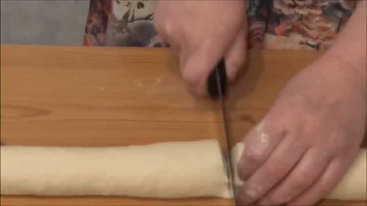 Per fare le torte di formaggio in forno, tagliare l'impasto