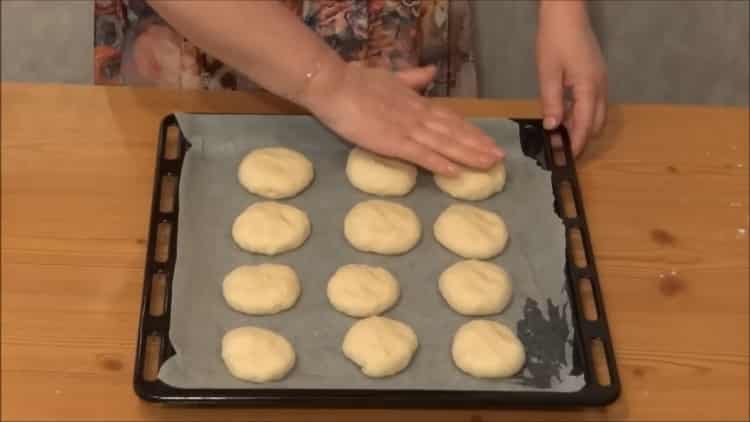 Um die Käsekuchen im Ofen zuzubereiten, legen Sie die Rohlinge auf ein Backblech
