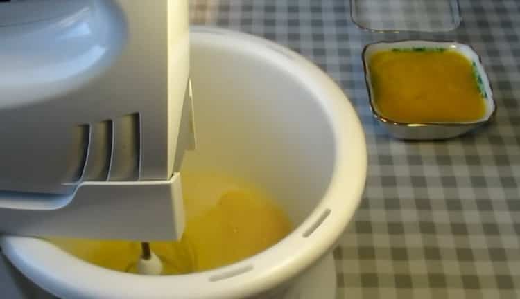 За да направите вафлени ролки с кондензирано мляко, подгответе съставките