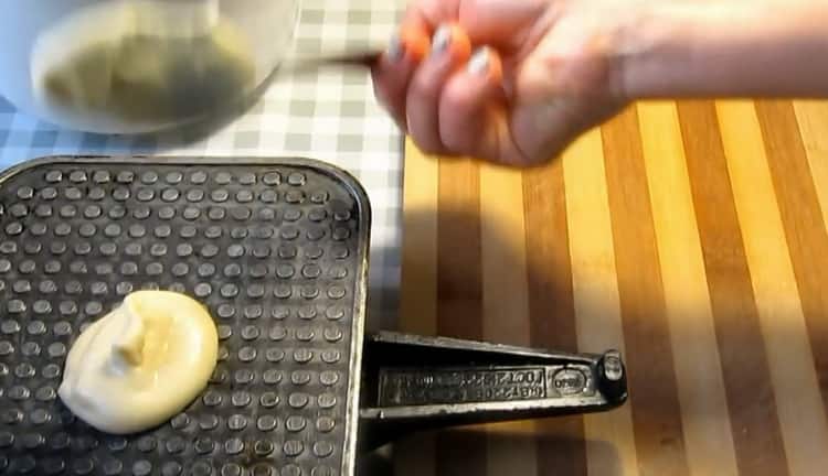 За да направите вафлени ролки с кондензирано мляко, пригответе машина за вафли