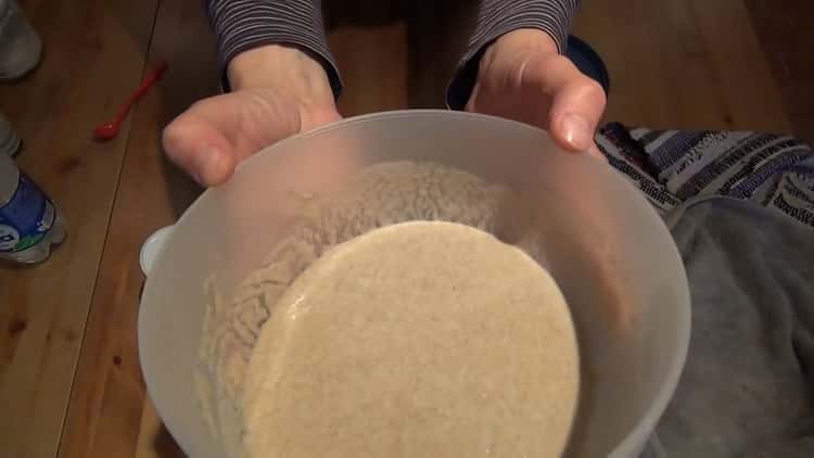 Комбинирайте съставките, за да направите киселата тесто за хляб