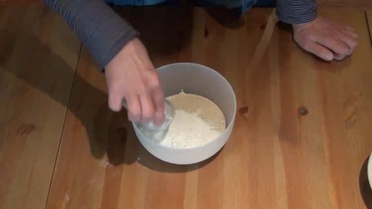 Για να προετοιμάσετε το sourdough για το ψωμί, προετοιμάστε τα συστατικά