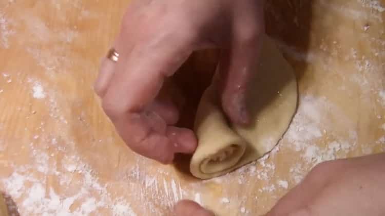 Tekercselje a tésztát, hogy az élesztő tésztából zsemle készüljön cukorral