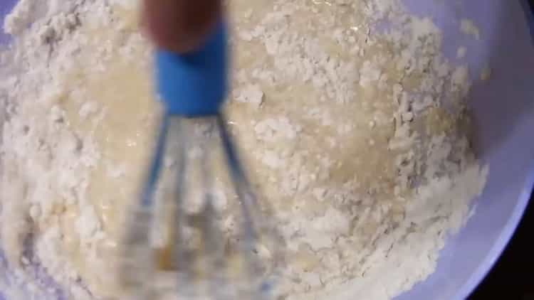 За да направите кифлички със захарна мая, добавете брашно