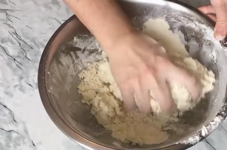 Impastare la pasta per torte fresche.