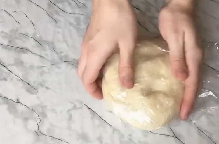 За да направите свежи питки, направете тесто