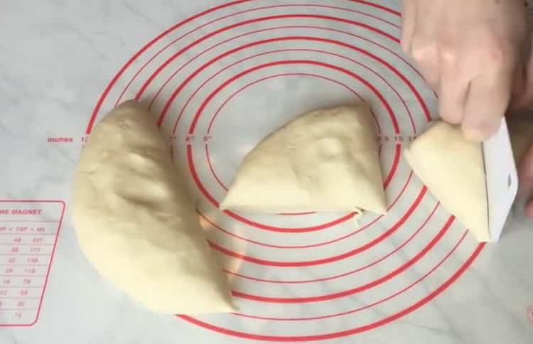 За да направите свежи питки, разделете тестото
