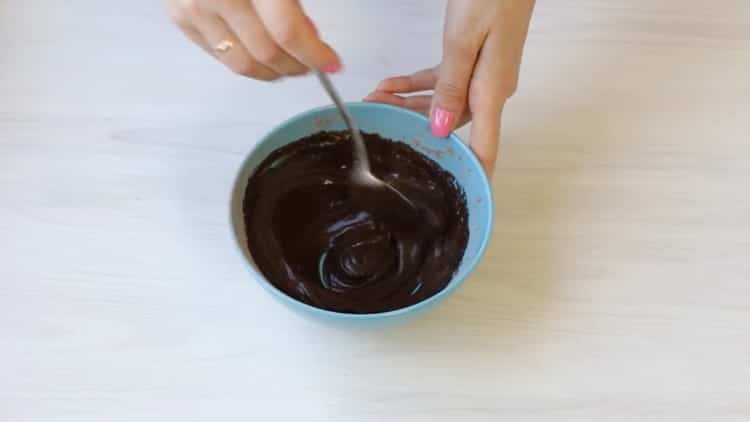 Mescolare gli ingredienti per la glassa di cupcake.