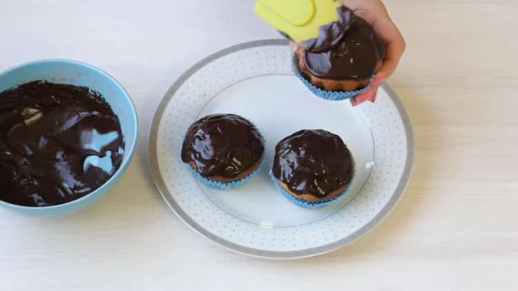 Schrittweises Rezept der Schokoladenglasur für kleine Kuchen mit Foto