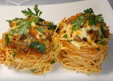 maukkaita ja kauniita pastaa pesässä jauhelihaa pannulla: keitämme kuvan mukaan reseptin mukaan.