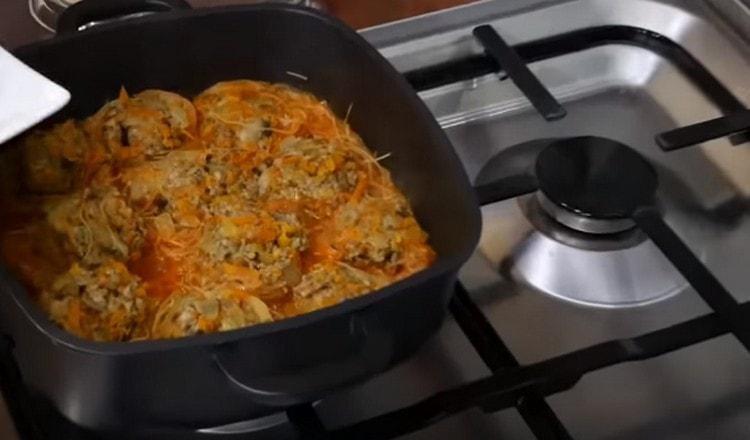 Μαγειρέψτε το πιάτο κάτω από το καπάκι μέχρι να είναι έτοιμο το ζυμαρικό.