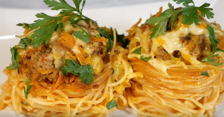 Qui puoi preparare tu stesso deliziosi nidi di pasta con carne macinata in padella.