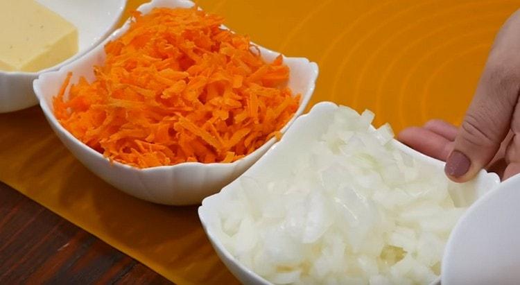 Schneiden Sie die Zwiebeln und raspeln Sie drei Karotten.