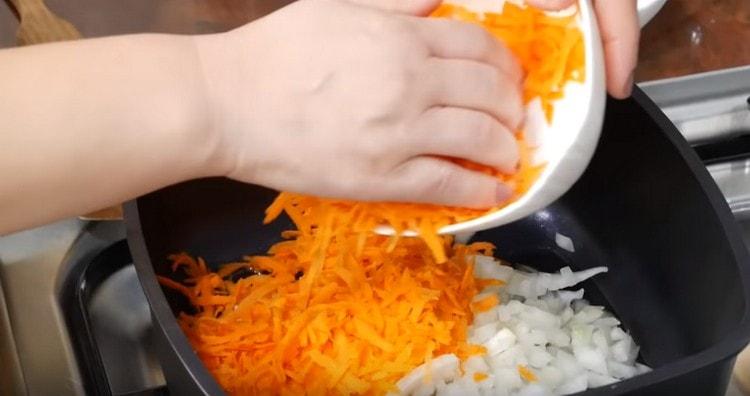 Distribuire le cipolle e le carote in una padella e friggerle fino a renderle morbide.