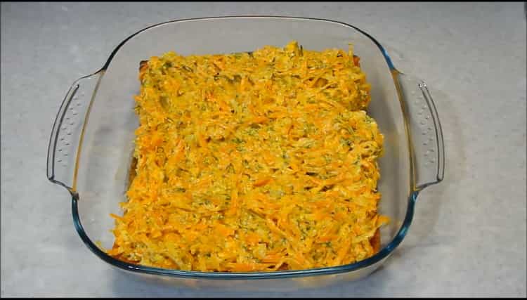 Salmone rosa con cipolle e carote nel forno secondo una ricetta graduale con foto