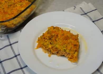 Rosafarbener Lachs mit Zwiebeln und Karotten im Ofen entsprechend einem schrittweisen Rezept mit Foto