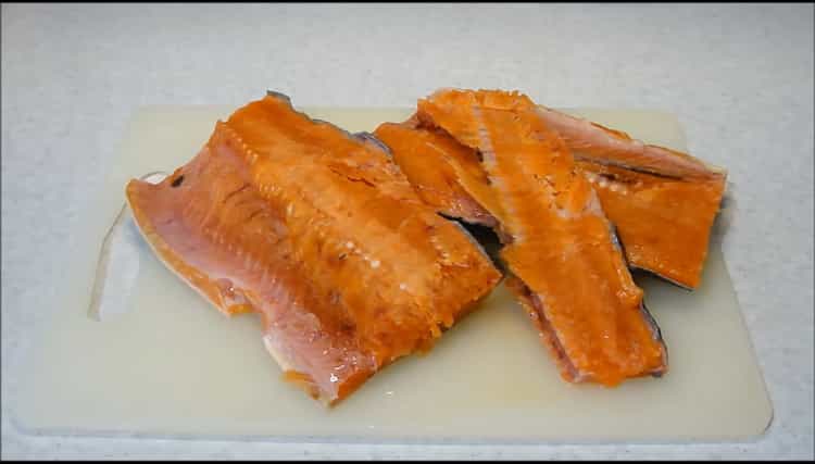 Per preparare il salmone rosa con cipolle, carote. preparare gli ingredienti