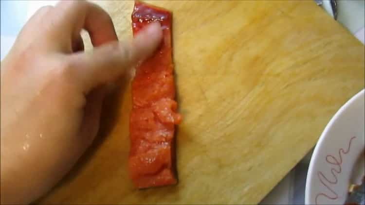 Per preparare il salmone rosa in pastella in una padella, preparare gli ingredienti