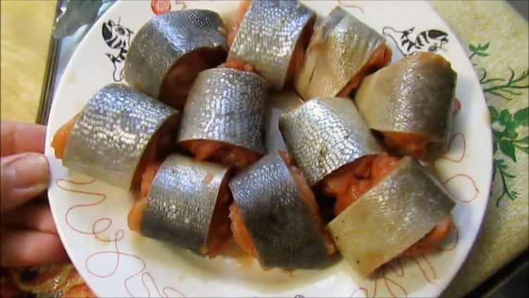 لطهي سمك السلمون الوردي في الخليط في مقلاة ، وقطع السمك