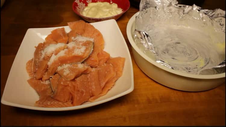 Per cuocere il salmone rosa in una pentola a cottura lenta, salare il pesce