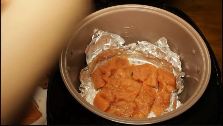 لطهي سمك السلمون الوردي في طنجرة بطيئة ، ضع السمك في وعاء