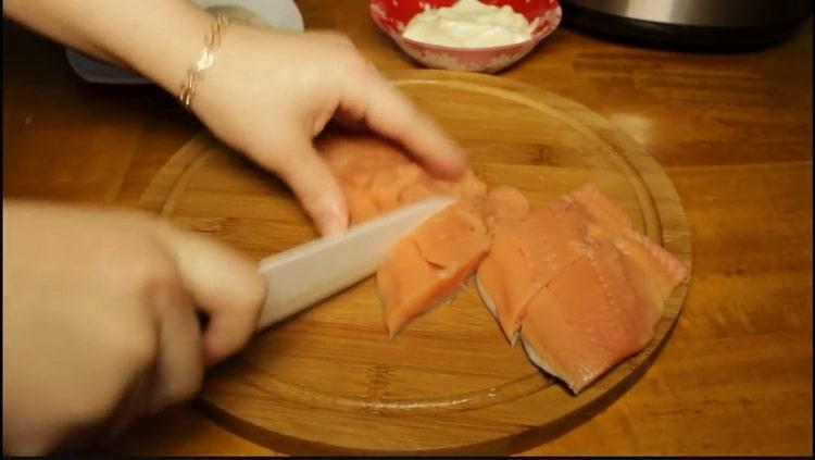 لطهي سمك السلمون الوردي في طنجرة بطيئة ، وقطع السمك