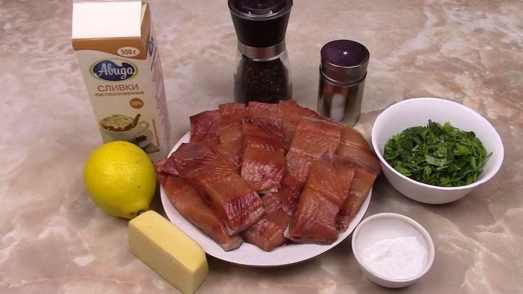 Bereiten Sie die Zutaten vor, um rosa Lachs in einer cremigen Sauce zuzubereiten