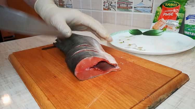 За да приготвите сметановия сос, нарежете рибата