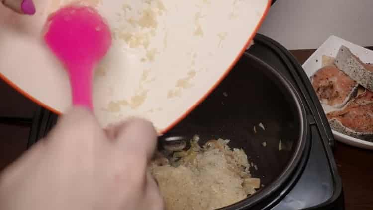 Για να μαγειρέψετε ροζ σολομό, προσθέστε ρύζι