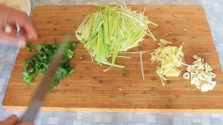 Zum Garen von rosa Lachs mit Gemüse im Ofen das Gemüse hacken