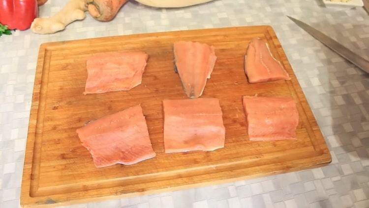 За да готвите розова сьомга със зеленчуци във фурната, нарежете рибата