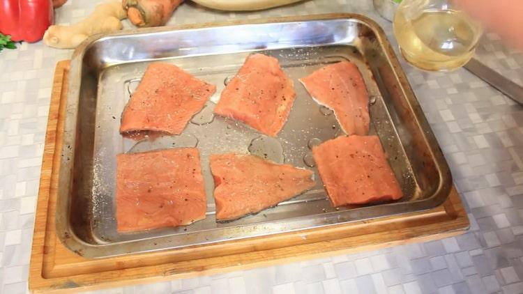 Per preparare il salmone rosa con verdure al forno, prepara le spezie