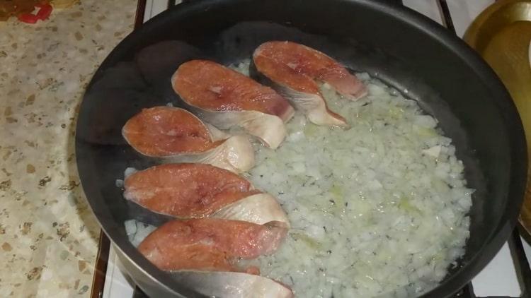 Per cucinare lo stufato di salmone rosa, friggi la cipolla con il pesce