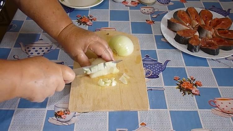 Norėdami virti rausvos lašišos troškinį, supjaustykite svogūną